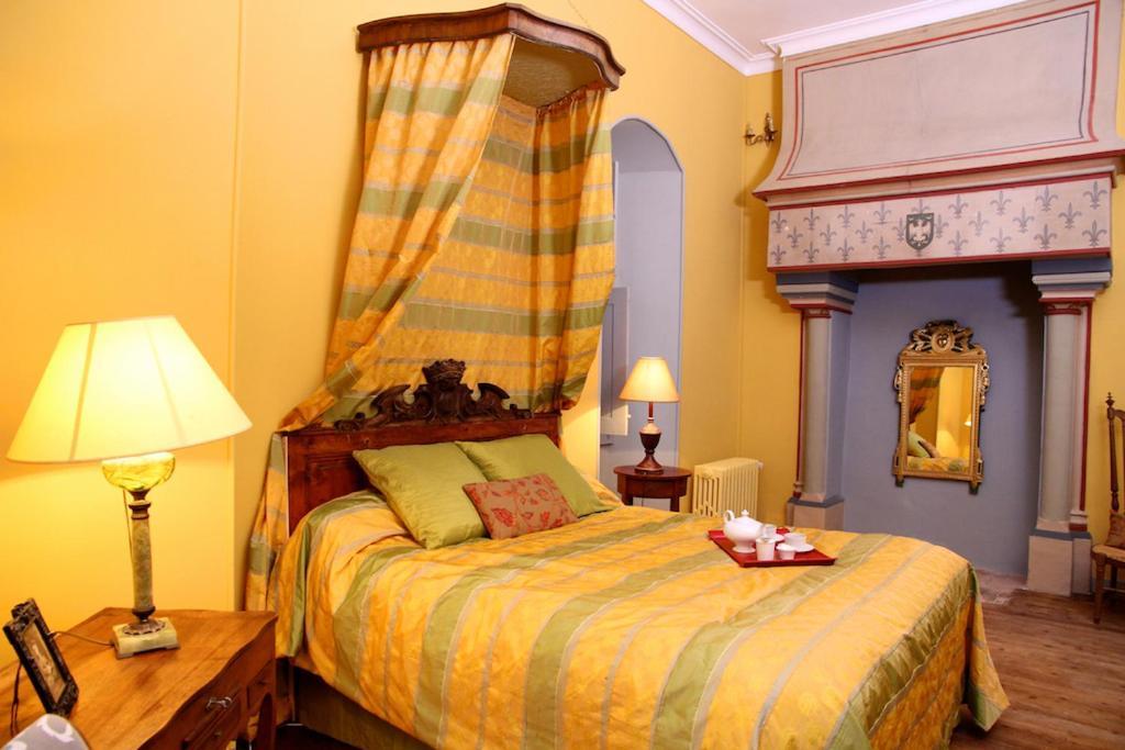 Chateau De Montriou Feneu Rum bild